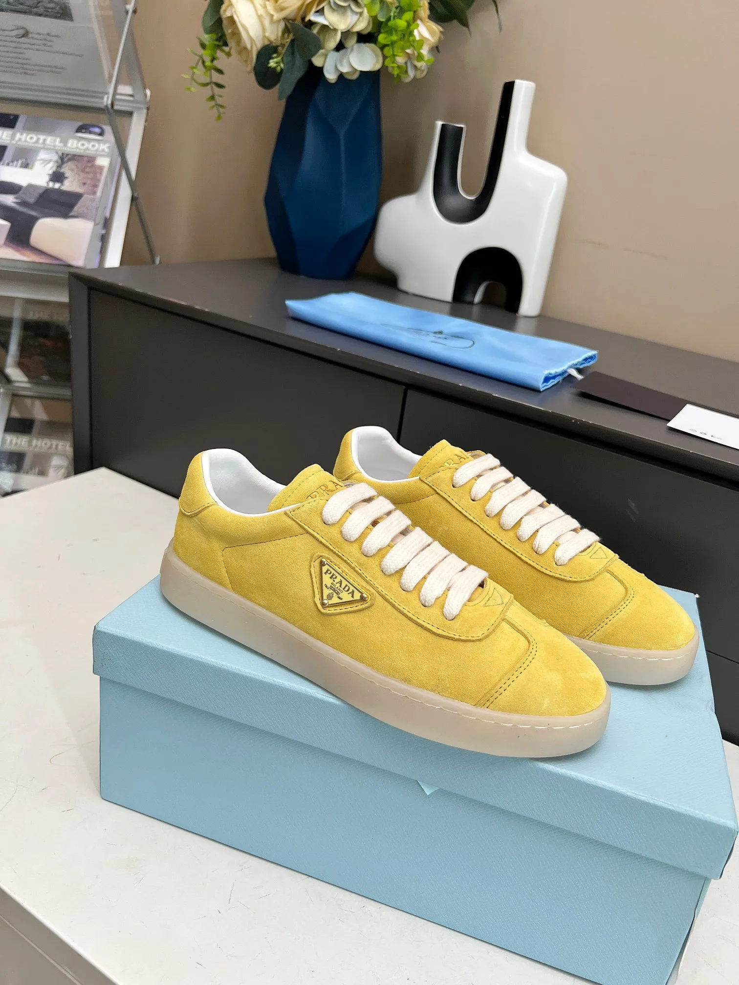 👟👟Ex-factory price 480👟👟 2024 Prada/Prada "couples" metal logo decorated Lane leather sneakers. This sneaker is fashionable and simple, showing the full integration of minimalist style and sports personality. Easy to wear and durable, artistic retro style. Leather material: original imported cowhide. Lining: sheepskin lining. Shoe logo: enamel-coated triangular metal logo. Size: 35-45 (female 41, male 45, custom-made, non-returnable).